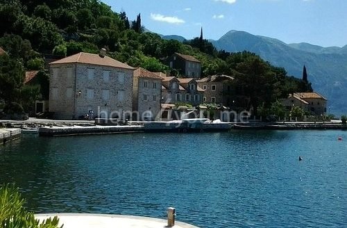 Роскошная вилла на первой линии у моря с собственным понтоном, Столив, Котор