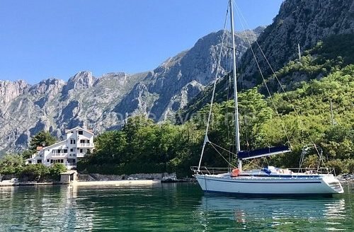 Роскошная вилла на первой линии у моря с собственным понтоном, Столив, Котор