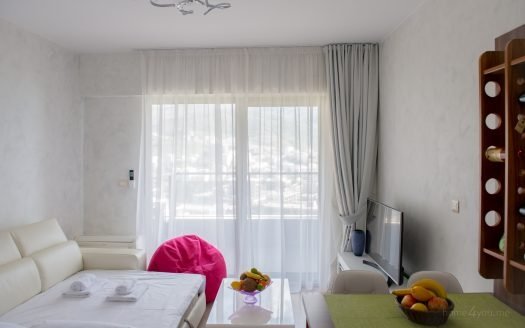 One-bedroom apartment for rent on the first line of the sea in the Harmonija building in Budva