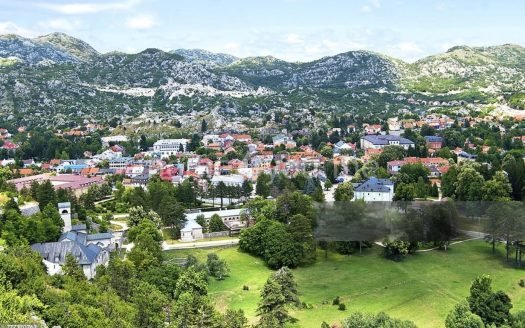 (Crnogoski) Zemljište sa UTU za gradnju, Cetinje