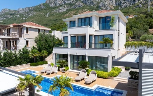 Exclusive villa with pool and panoramic sea view